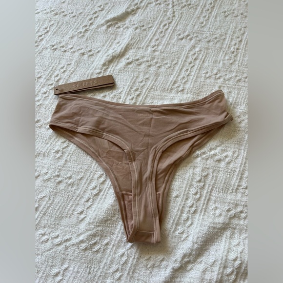 SKIMS Fits Everybody Thong in Mica, size XS, NWT! - Picture 8 of 9